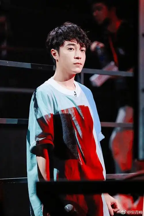 《明日之子》最温柔星推官吴青峰,为了选手操碎心啊,网友:心疼峰峰