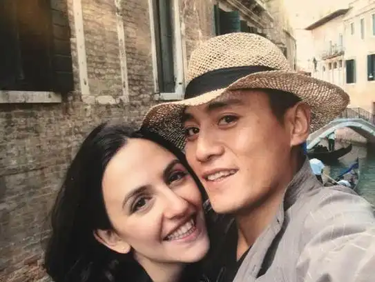 刘烨老婆近照撞脸谢娜两个人生活状态迥异除了长相哪儿都不像
