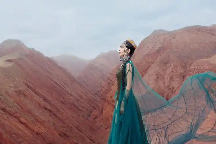 电脑壁纸 明星 大陆明星 佟丽娅异域风纱裙