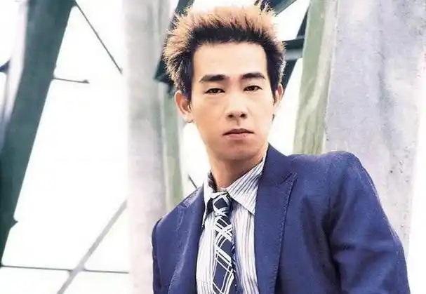 陈小春:找不回被爸妈三千元卖掉的亲弟弟,身价上亿又有什么用?