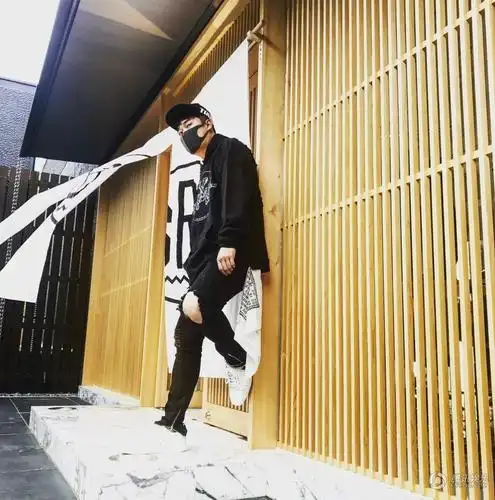 陈赫大连录《奔跑吧》 黑衣黑裤长腿超显瘦