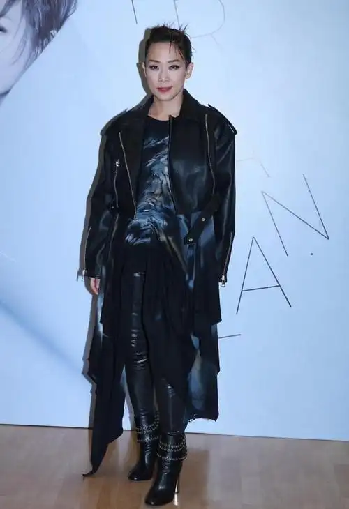 被林忆莲的疯狂美到了,假小子的搭配很个性,高颧骨配湿发很英气