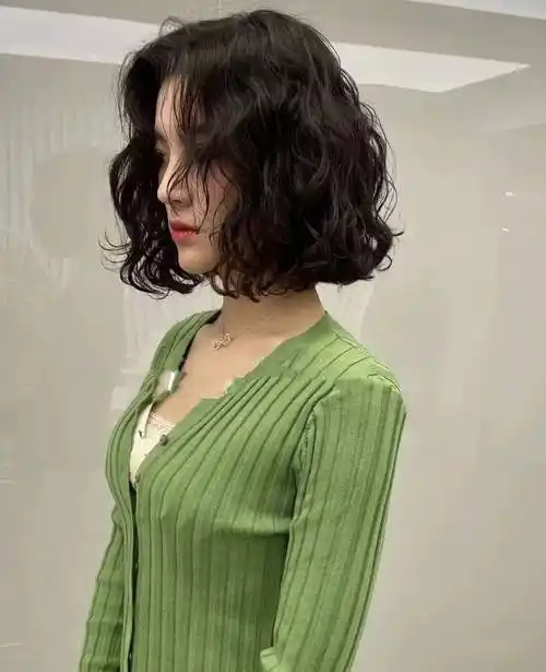 夏日份甜美辣妹风格的烫发短发