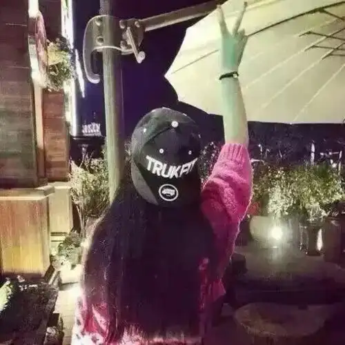 女生头像_背影_长发_剪刀手