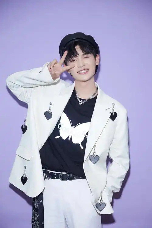 黄明昊同学的友情出演 首先是案例示范 3～2～1～ 以下是详细教程