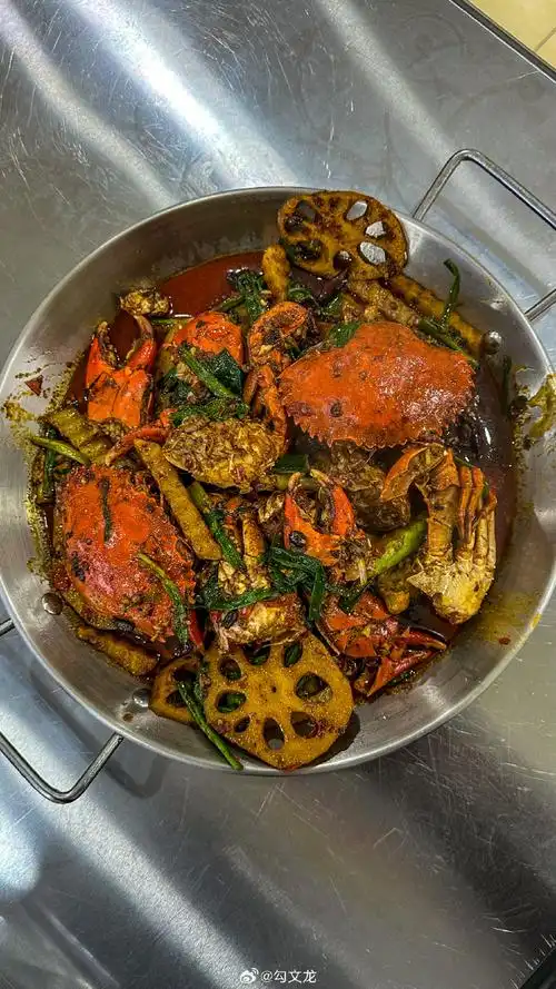 金银双塔,恢弘的国门,异域风情的一寨两国,让人垂涎三尺的辣炒活螃蟹