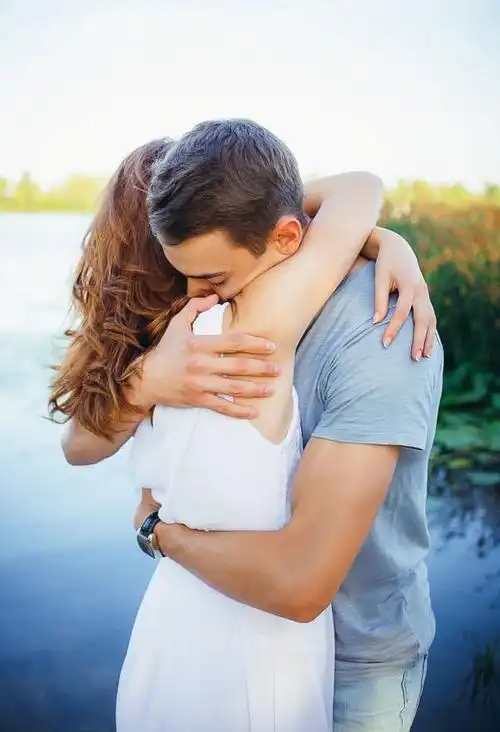 爱人亲密拥抱的图片