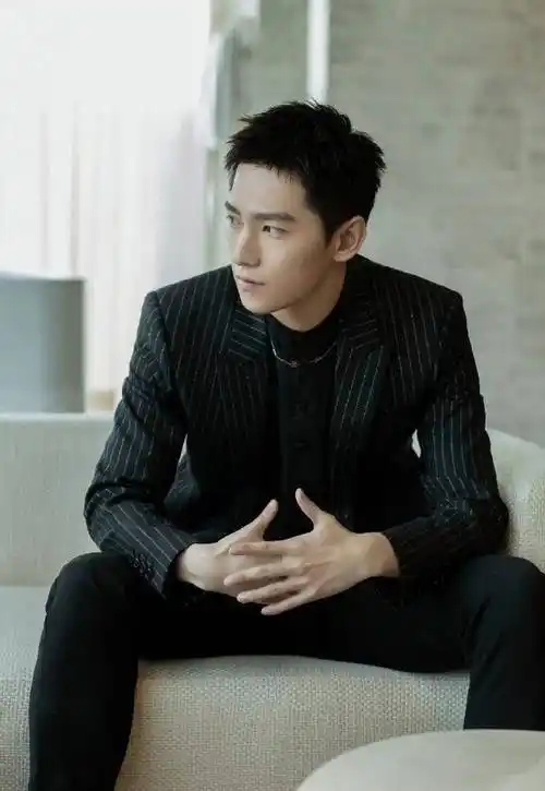 杨洋也是个心机boy!换发型后辨识度飙升,西装帅得像换了个人