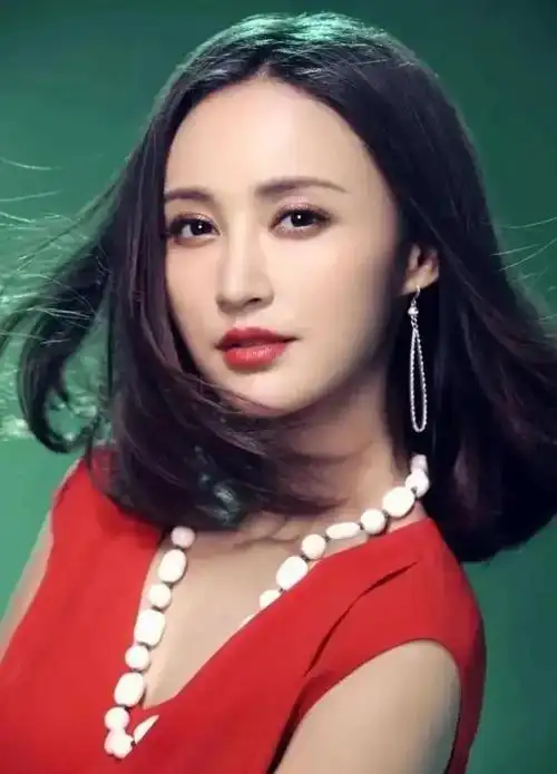 温婉秀雅的张歆艺,优雅迷人,青春靓丽的写真照!__财经头条