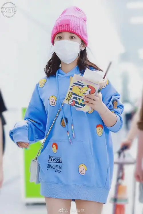 宋雨琦今日机场照一则,身穿卡通人物头像贴布设计连帽卫衣演绎下衣