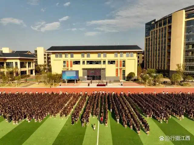 铅山实验中学孩子们英姿飒爽绿茵场上秋点兵