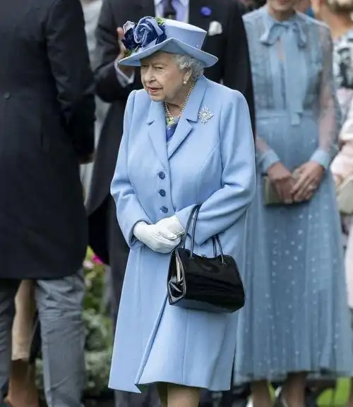 93岁英国女王伊丽莎白二世亮相赛马会一身蓝色服装精神矍铄