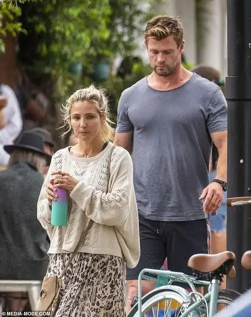 37岁雷神与大7岁妻子外出赤足有个性肌肉健硕快撑爆衣服