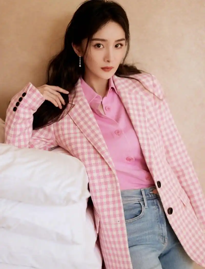 杨幂# 一袭粉色格子西装配牛仔裤,脚蹬白色高跟鞋,雪肤玉貌的容颜