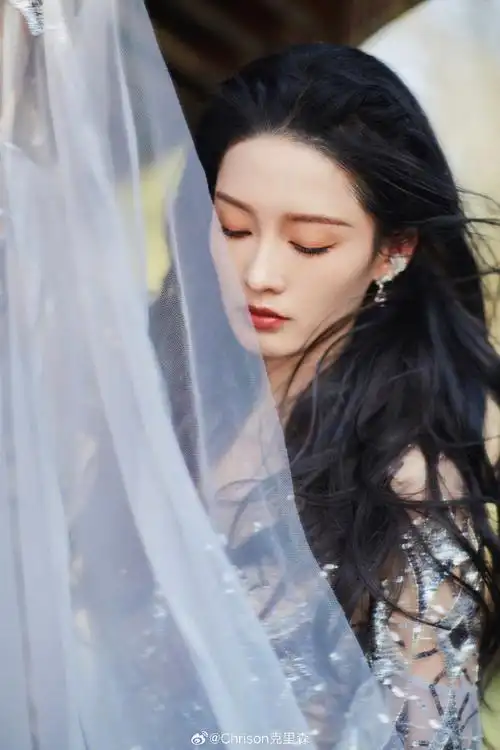 李沁的#gq红毯#造型,一身georges hobeika 蓝色刺绣亮片礼服,搭配