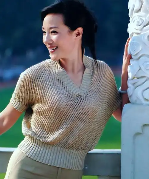 回顾黄梅戏吴亚玲24岁嫁院长老公成五朵金花中幸福的女人