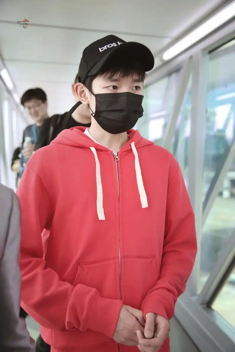 [tfboys][新闻]190418 王源重庆飞北京,红衣小源生发速度令人羡慕