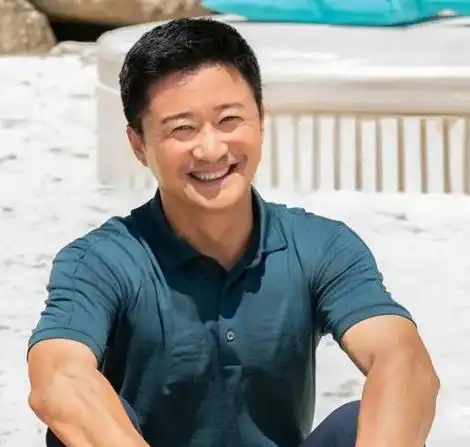 在八月份的建军节上,吴京以一张身着军装的照片向中国军人表达了他的