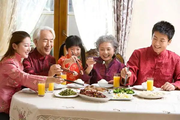 穿着唐装的三代同堂进餐