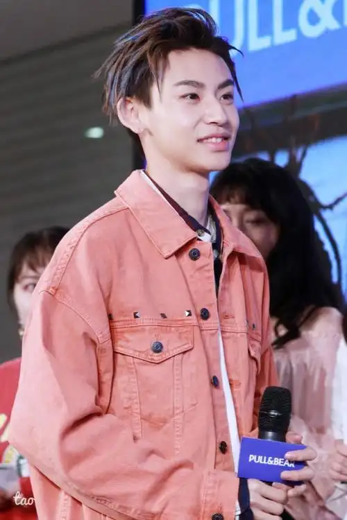 小鬼王琳凯 0919pull&bear站台