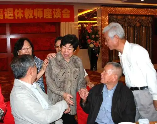 (右2),体育科黄光升老师(左1)与当年的爱将长跑冠军林玉英校友(中)