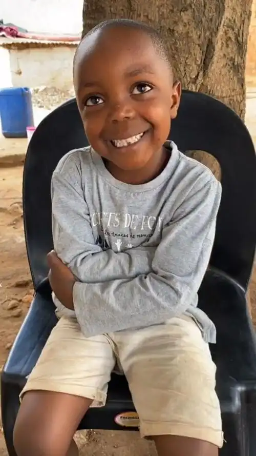 小黑孩被骗惨了.