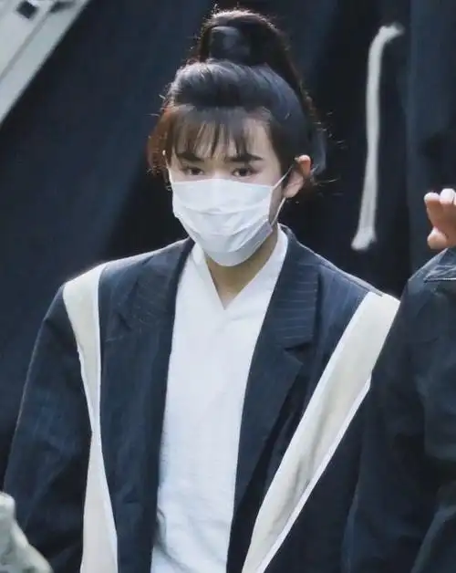 宋亚轩古装路透,高马尾造型俊俏又迷人,有古风小说里男主内味了|发型