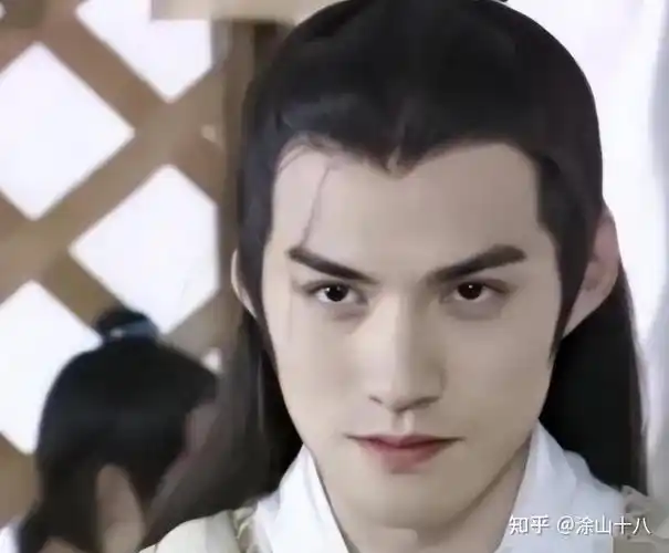 被称为"ai建模脸"的严屹宽也是一个妥妥的古装美男.