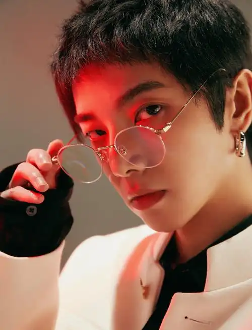 华晨宇宫廷风夹克华晨宇宫廷风夹克搭配黑色衬衫依然是个酷帅的小王子