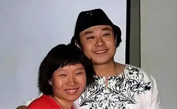 他的妻子朱梅是他最坚实的后盾,也是他最大的支