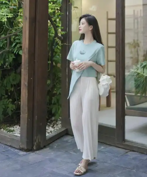 158女生穿阔腿裤要懂得利用露腰线这个技巧显身材又时髦