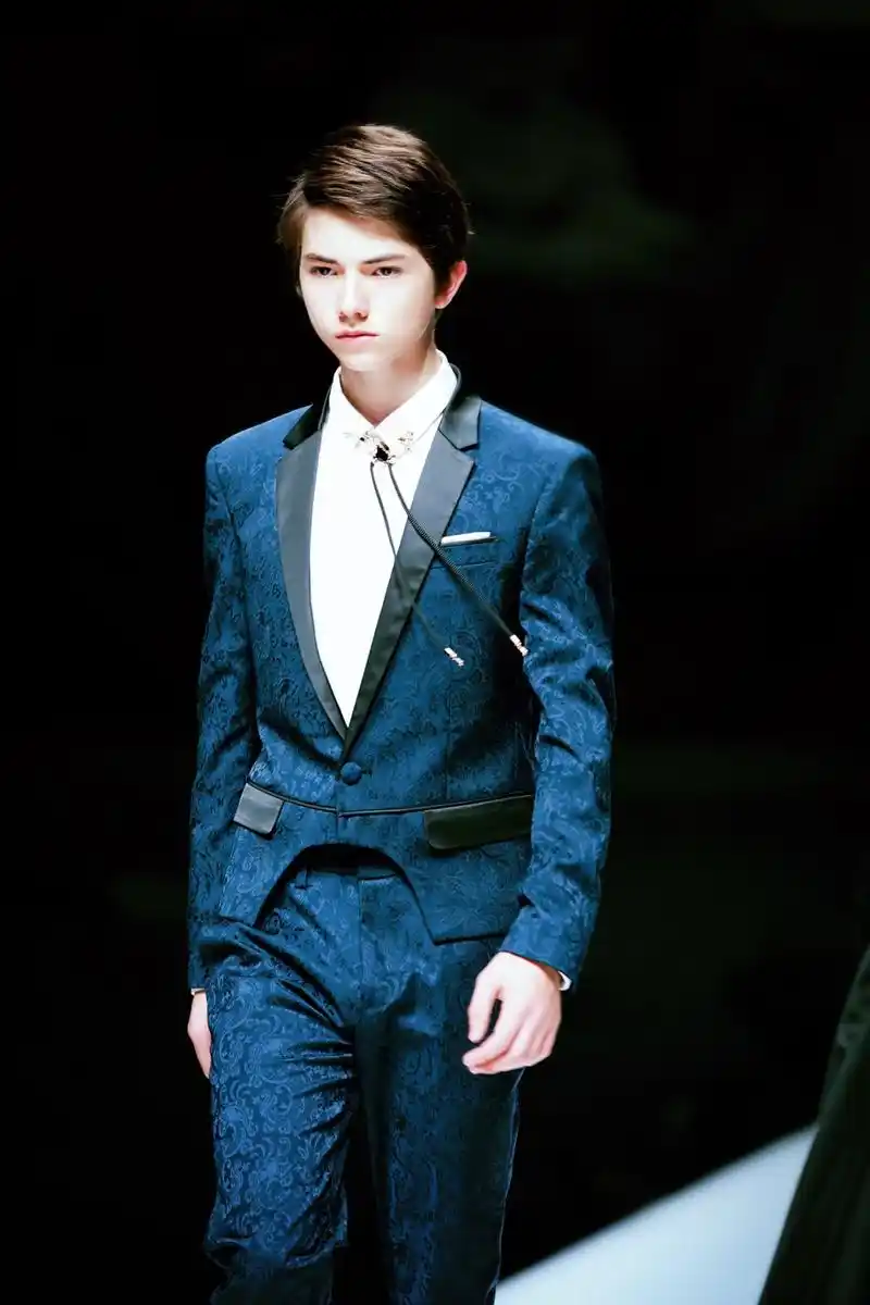 新浪娱乐讯 h2k成员张汉盛以一袭蓝色暗纹高定礼服亮相看秀,俊朗帅气