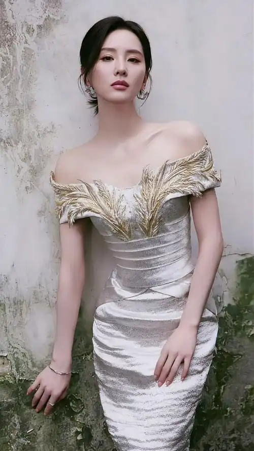 刘诗诗一袭抹胸银白礼服,知性温婉大方,不愧是气质女神