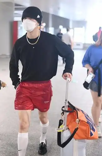 组图:马伯骞凹反季造型戴线帽现身 穿短裤配长筒袜时尚前卫