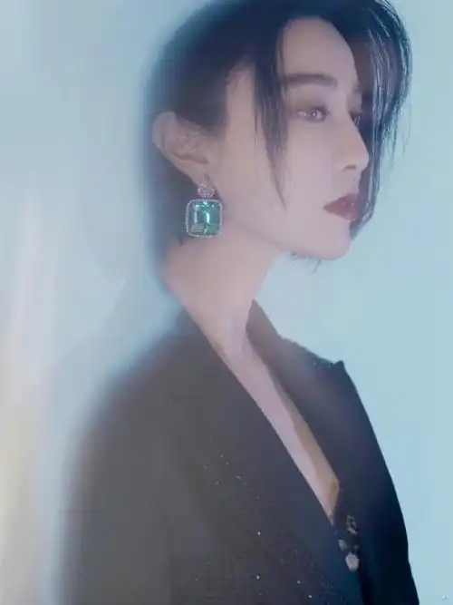 范冰冰着蕾丝内衣小秀性感,佩戴绿耳饰现精致侧颜杀