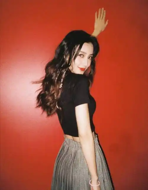 港风baby出街了卷发配大红唇豪门大小姐也不过如此了吧