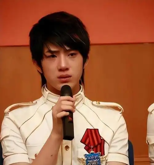 回顾井柏然出生28天被抛弃奶奶捡垃圾将他养大走红后父母认亲