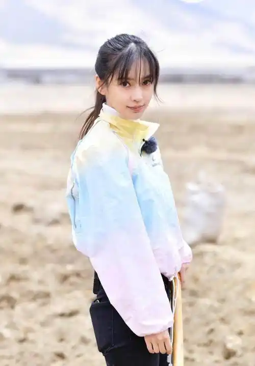 杨颖下田干活,马尾搭空气刘海少女减龄,1万3彩虹外套成闪亮焦点_baby