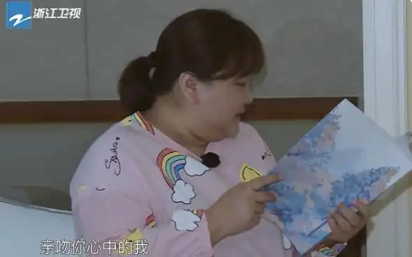 关晓彤的睡姿堪称老爷们男友鹿晗还给她写了日记贾玲笑而不语