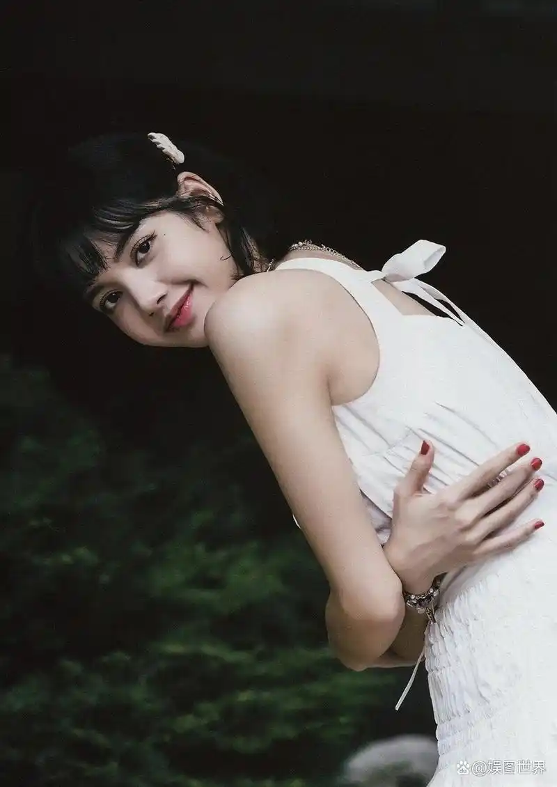 韩国女团成员lisa时尚性感写真