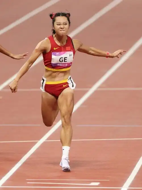 组图:女子百米飞人葛曼棋摘金 颁奖仪式上与观众互动-腾讯新闻