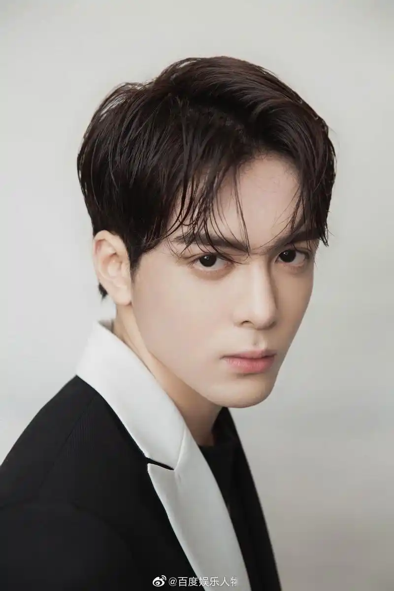 近日,青年演员曾舜晞一身黑白领西装搭长项链亮相某活动现场,整体穿搭