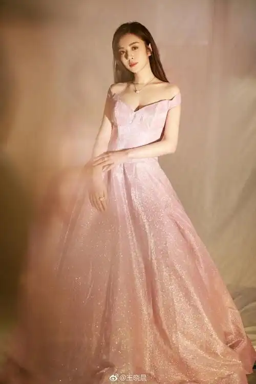 王晓晨出身不一般穿上深v裙子都快掉了怪不得张嘉译这个反应