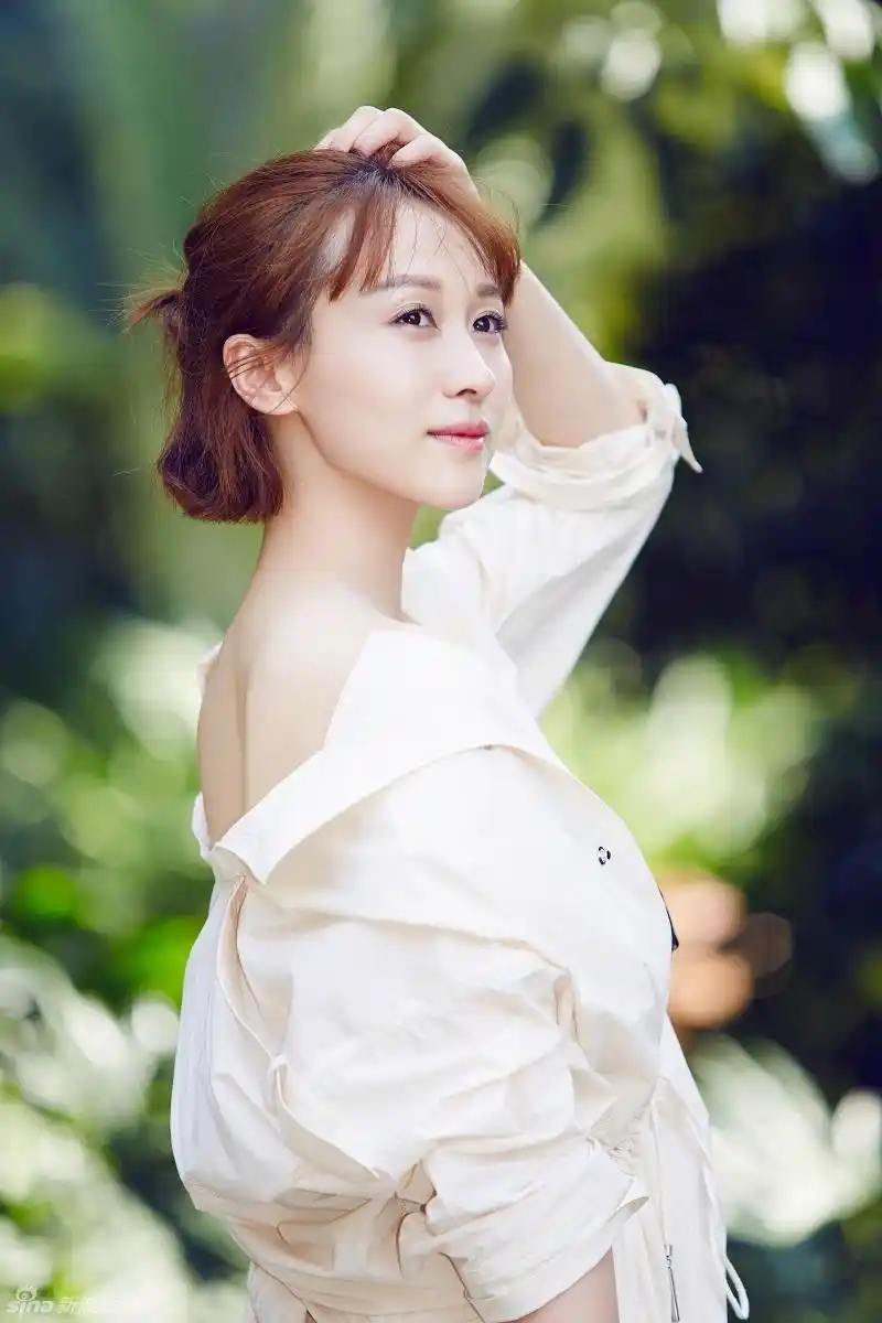 组图:练束梅最新写真曝光 香肩美背笑容美_高清图集_新浪网