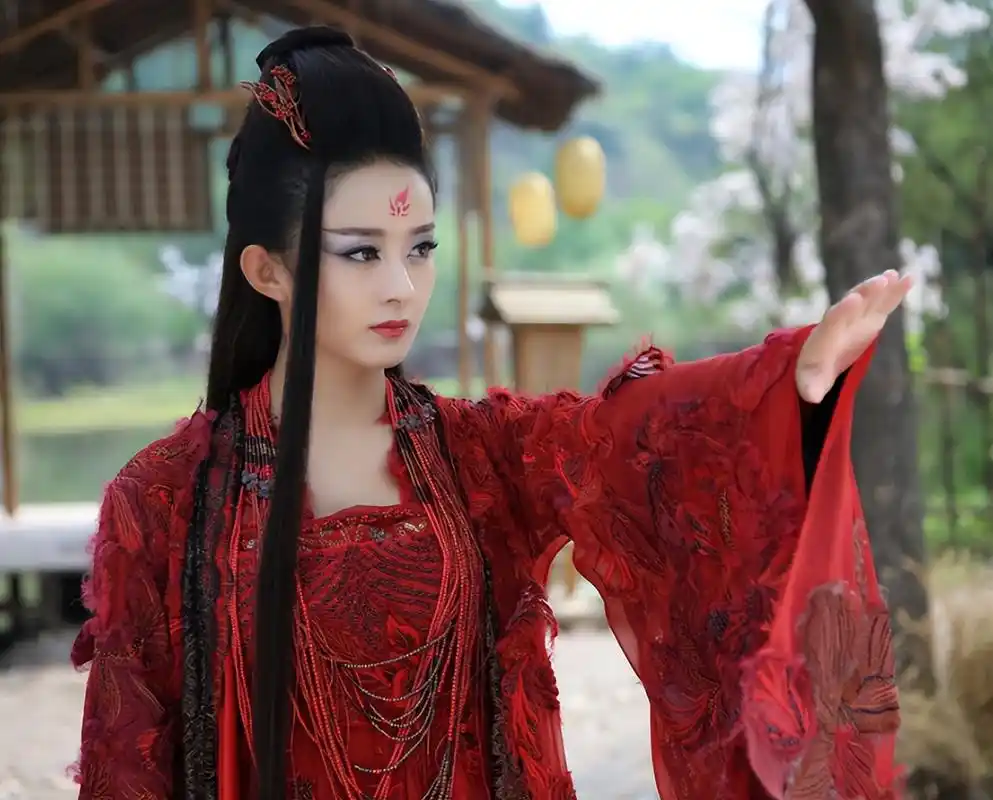 赵丽颖四个红衣古装造型,第一个灵动可爱,第三个冷酷霸气!