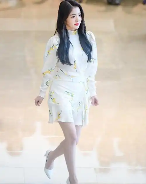裴珠泫穿碎花小洋裙,撞衫iu李智恩,换个发型就是不一样!_造型