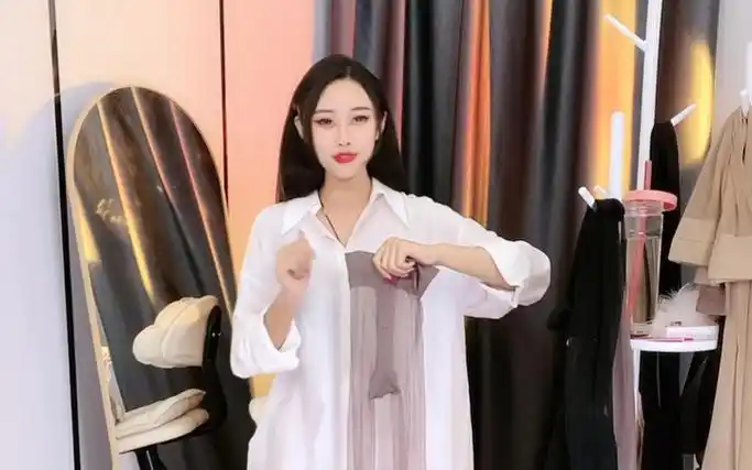 女主播直播展示穿丝袜.好好看,好好学