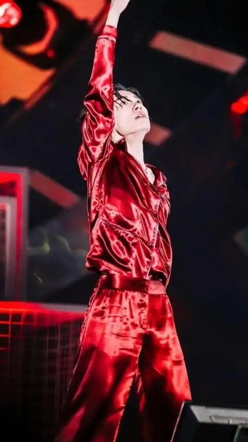易烊千玺舞台照来回顾一下我们千玺的舞台照吧