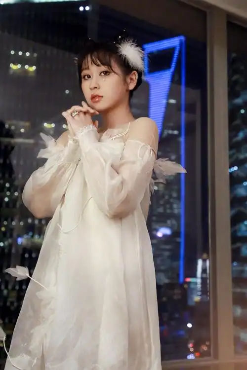 减肥小有成绩的高秋梓一袭纯白抹胸短裙酷似白天鹅,尽显少女温婉气质