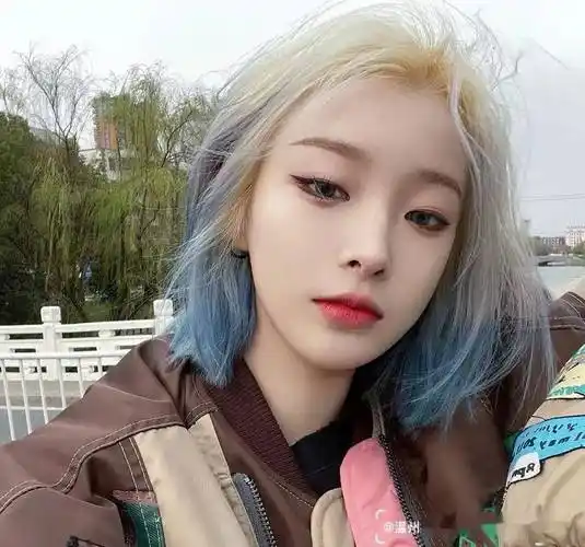 2021夏天流行渐变染短发光芒四射呀